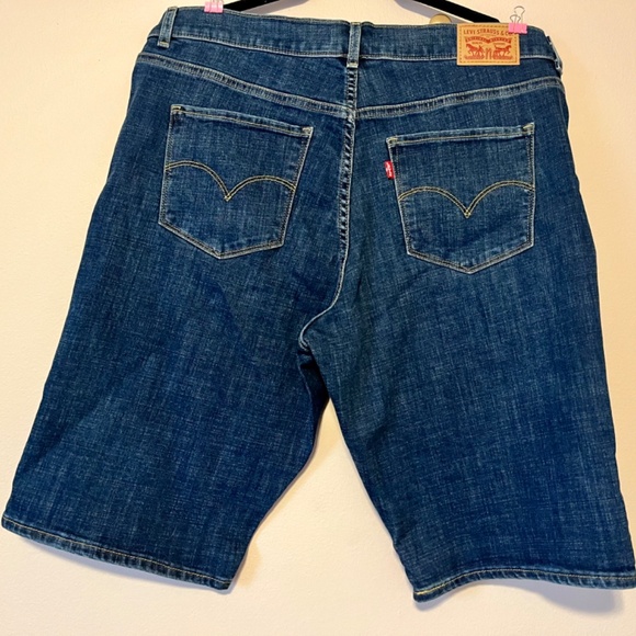 Levi’s Bermuda Shorts - Picture 3 of 3